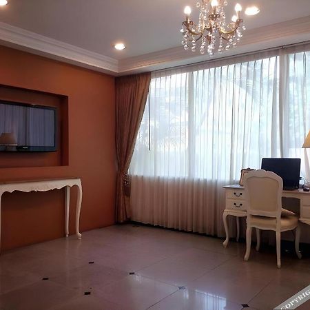 Romance Hotel Srinakarin Bangkok Buitenkant foto
