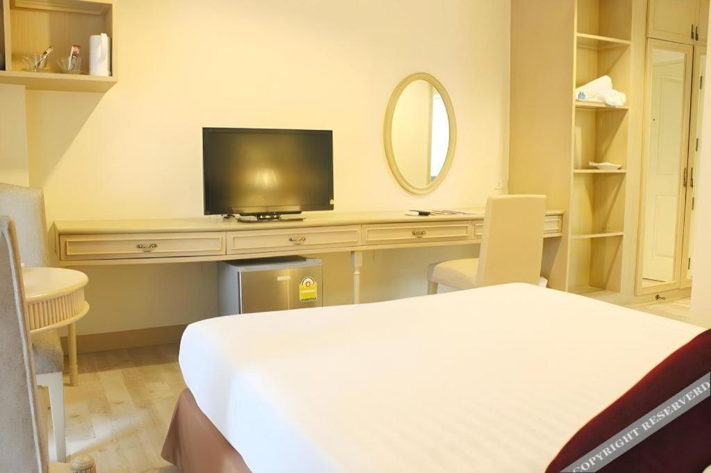 Romance Hotel Srinakarin Bangkok Buitenkant foto