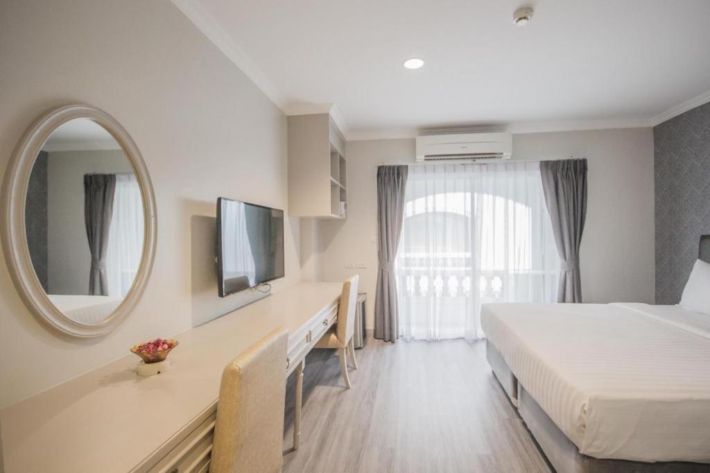 Romance Hotel Srinakarin Bangkok Buitenkant foto