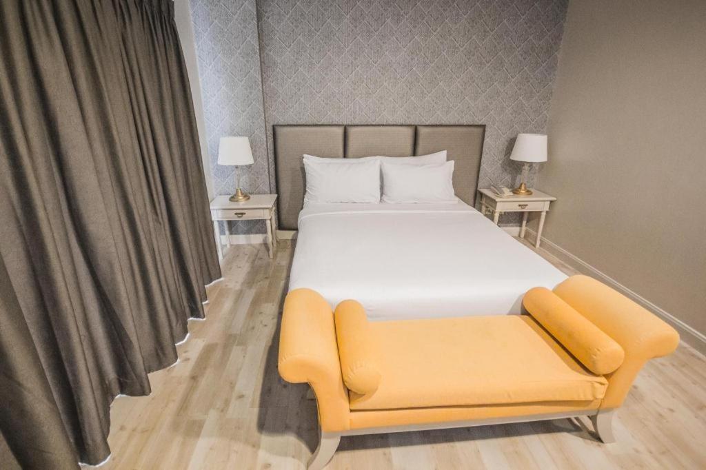 Romance Hotel Srinakarin Bangkok Buitenkant foto