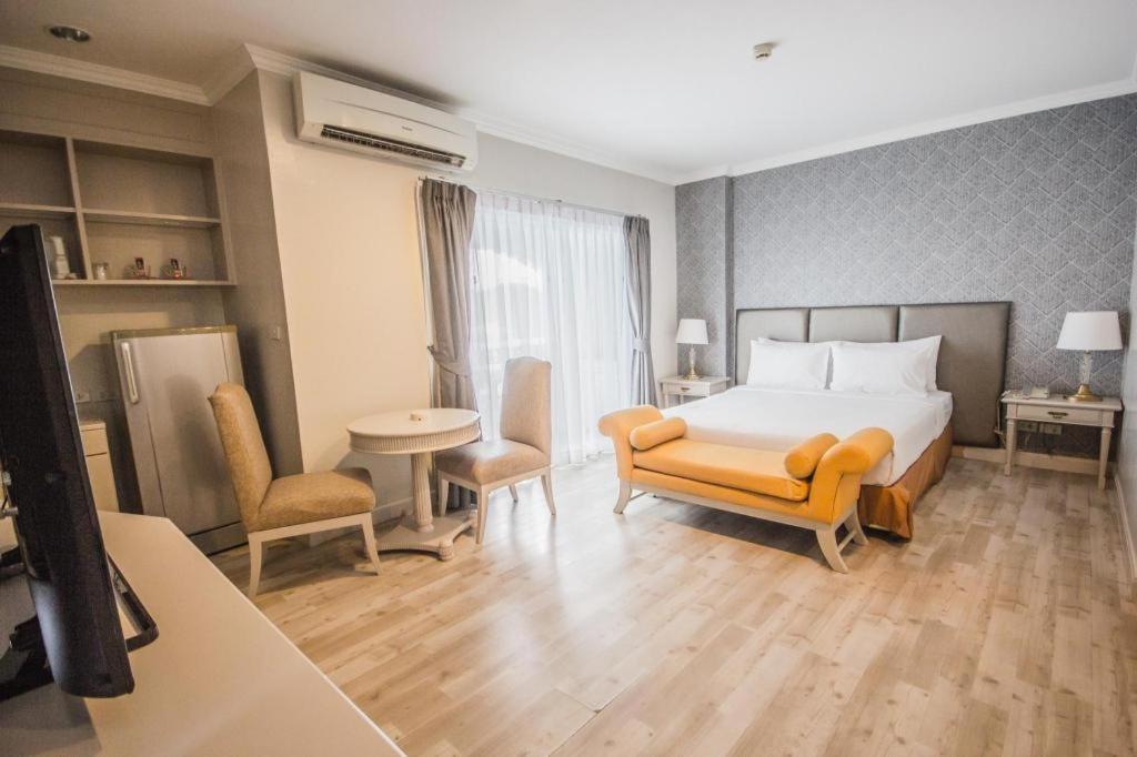 Romance Hotel Srinakarin Bangkok Buitenkant foto